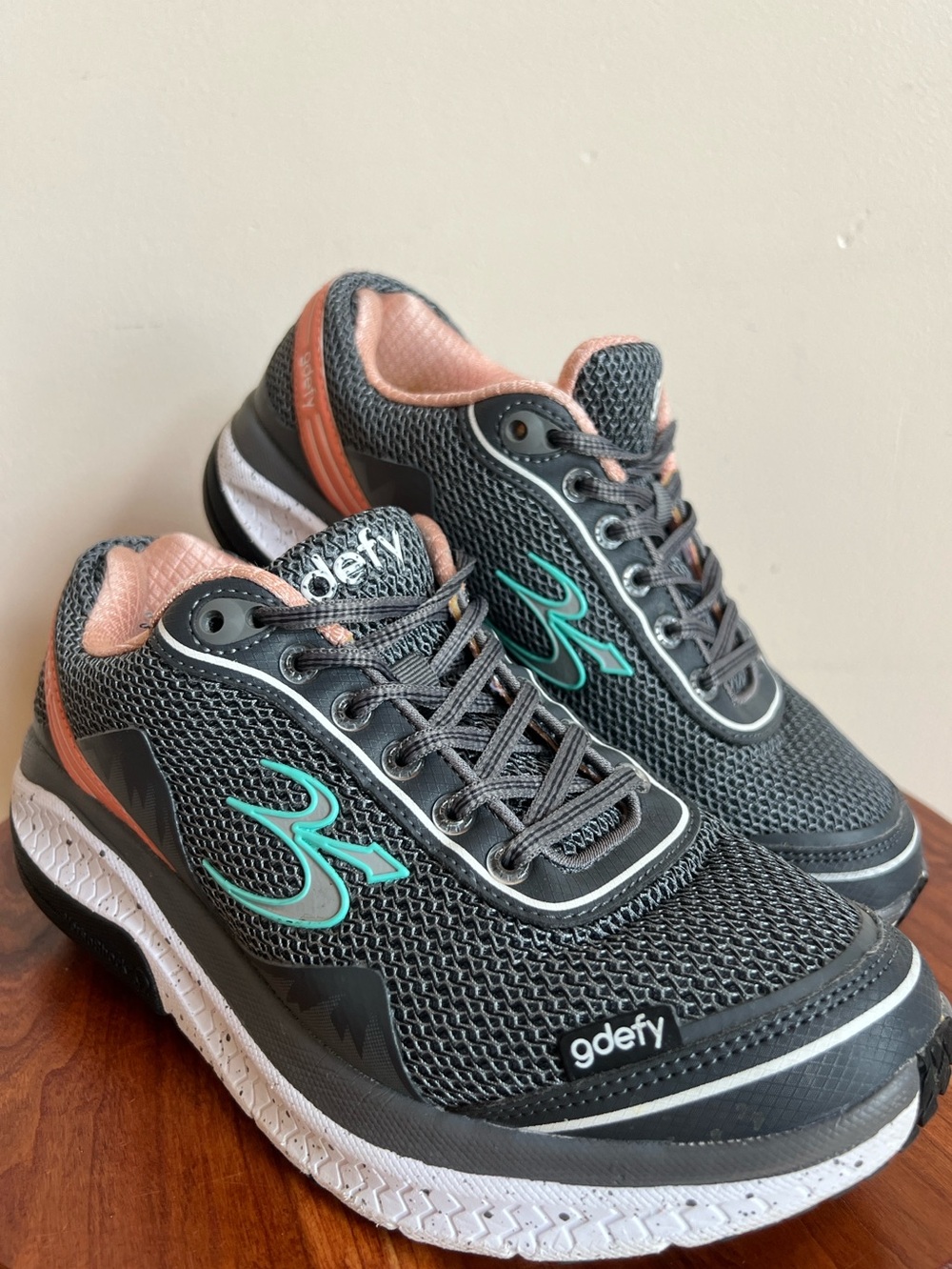 Godefÿ Women's Gray Athletic Sneakers with Coral & Teal Accents